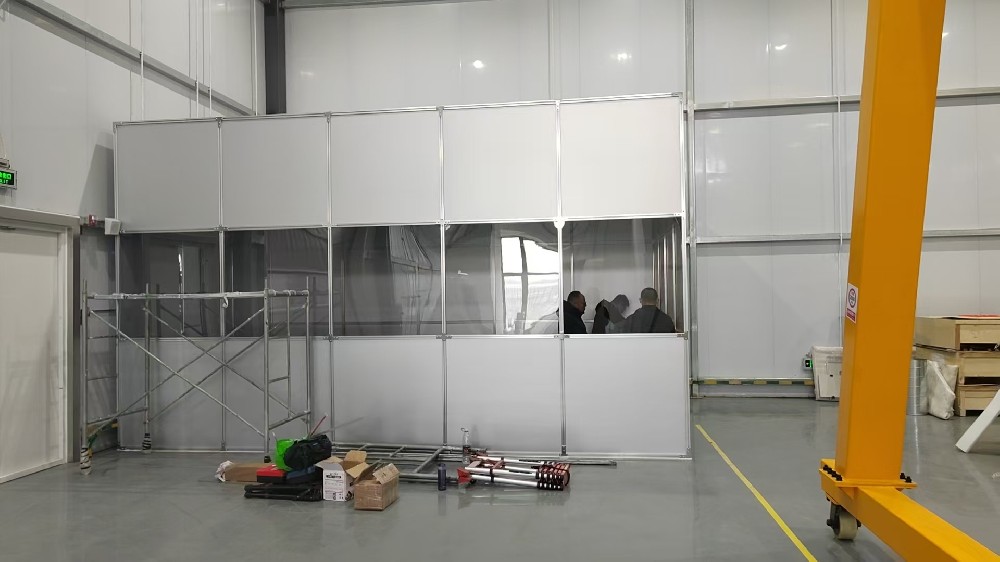 如何確保鋁塑板百級潔凈棚的氣流均勻性，避免局部污染？